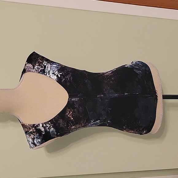 (D) Le Chateau Size Small V-neck Blouse With Floral Pattern, Gothic, Fairy - Picture 3 of 4